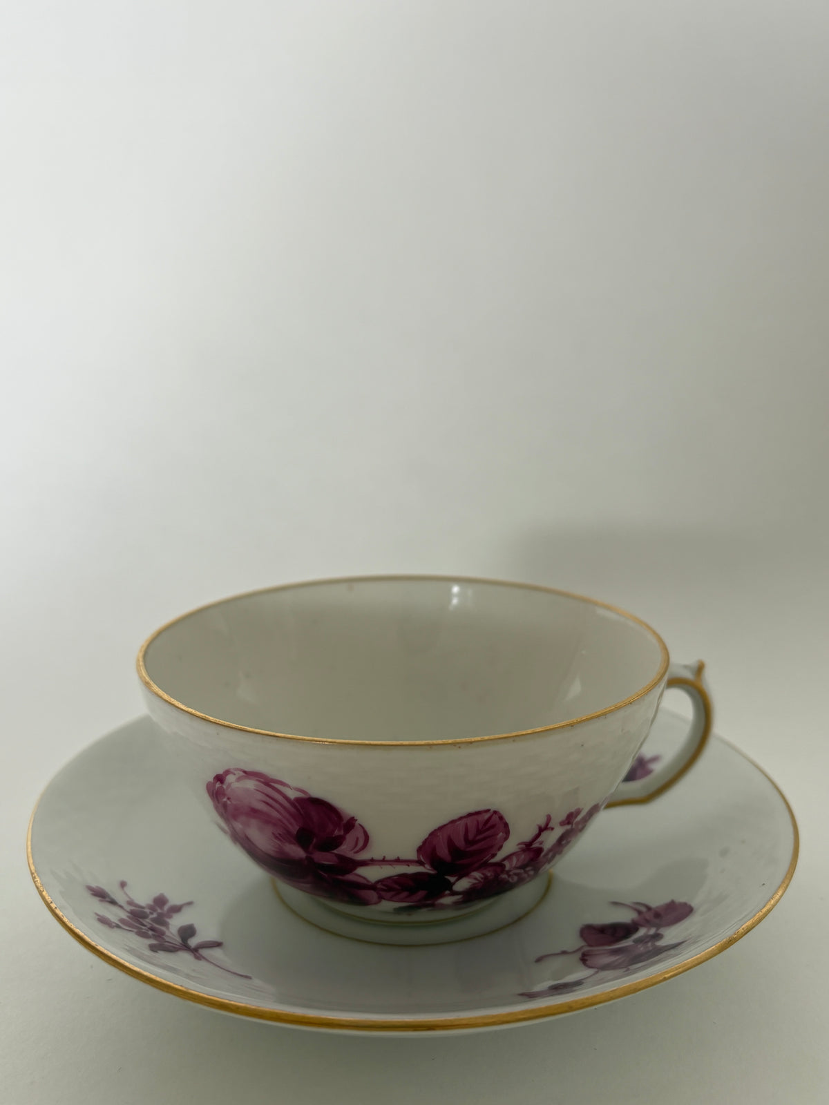 Royal Copenhagen Purpur Flettet med guld tekop med underkop nr. 8049