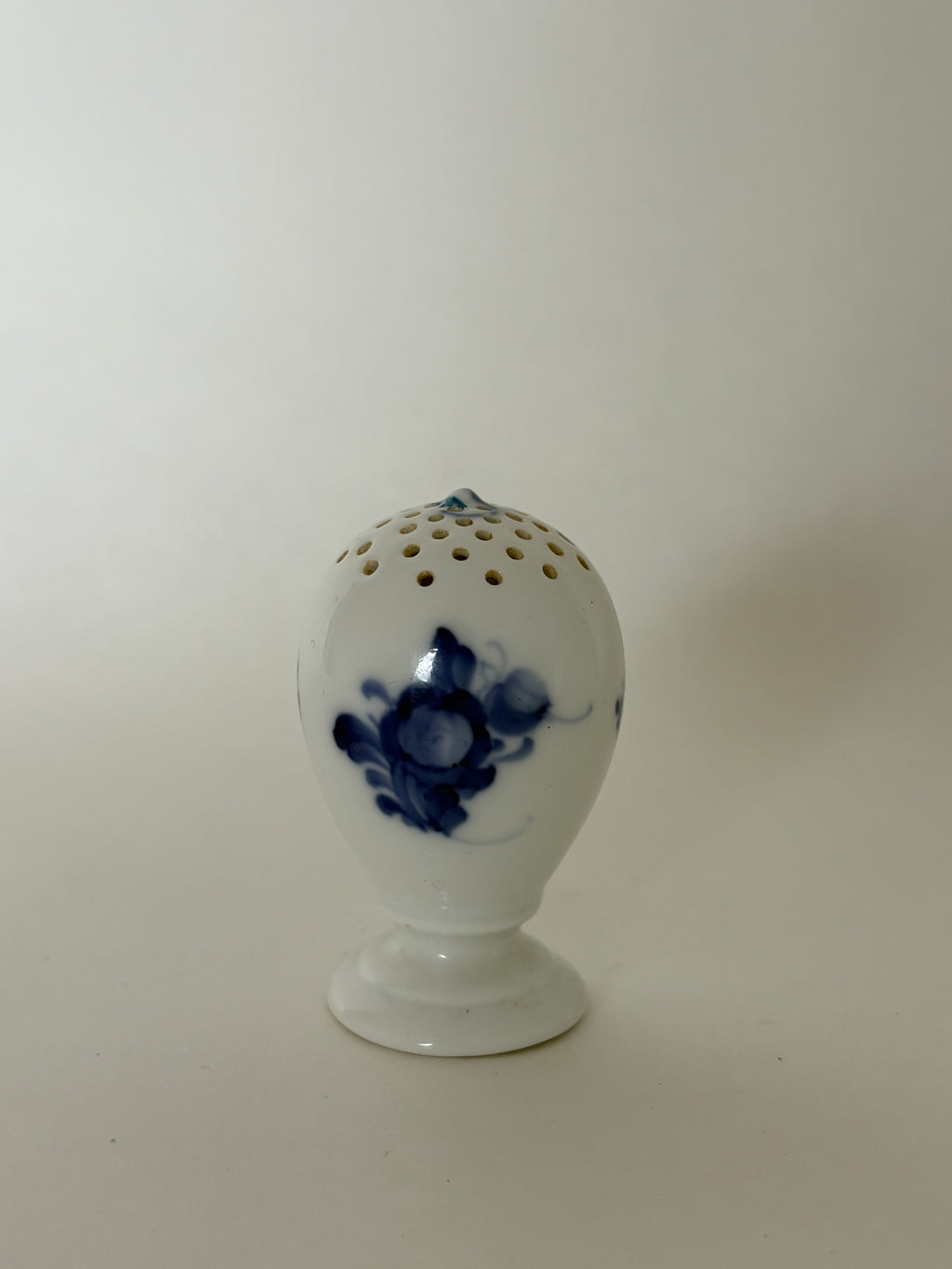 Royal Copenhagen Blå Blomst Flettet saltbøsse med original bundprop af porcelæn nr. 10/8768