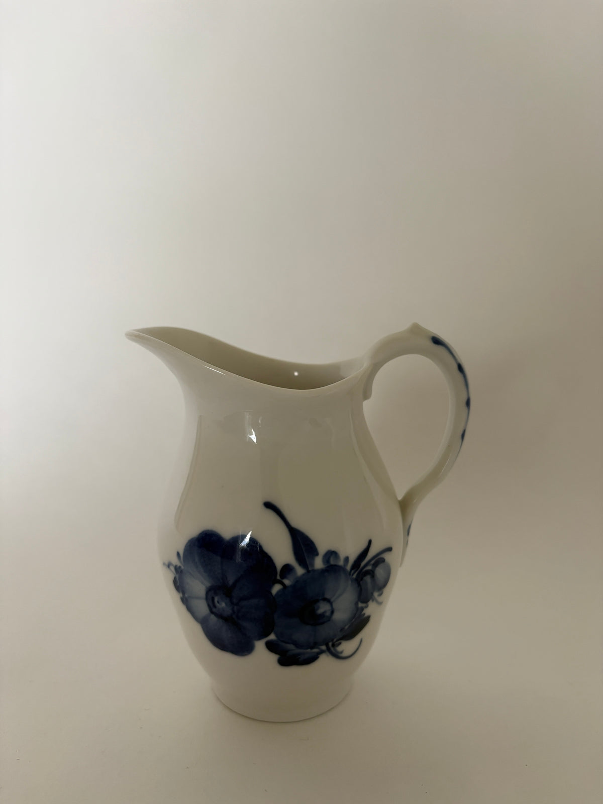 Royal Copenhagen Blå Blomst Flettet mælkekande nr. 10/8026