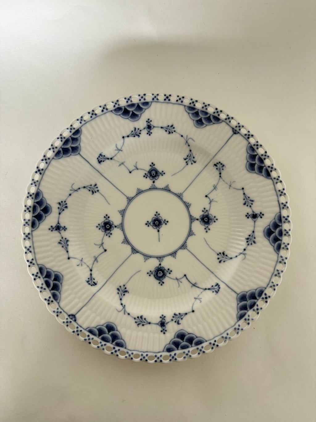 Royal Copenhagen Musselmalet Helblonde frokosttallerken nr. 1/1085