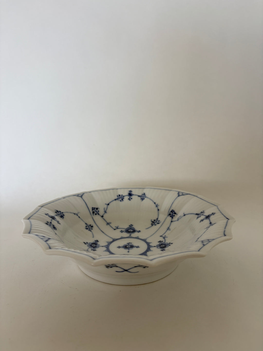 Royal Copenhagen Musselmalet Riflet skål nr 1/142