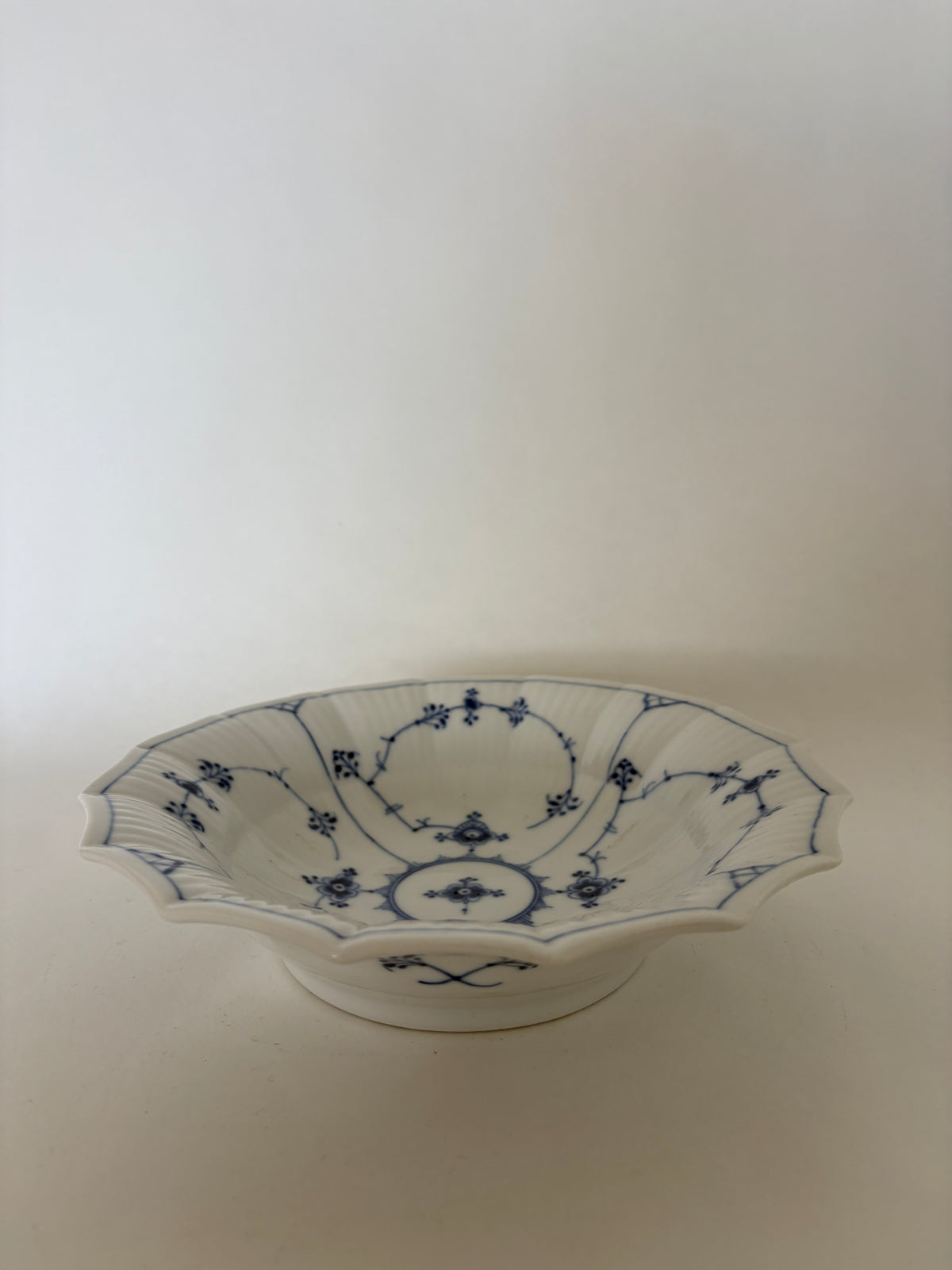 Royal Copenhagen Musselmalet Riflet skål nr 1/142