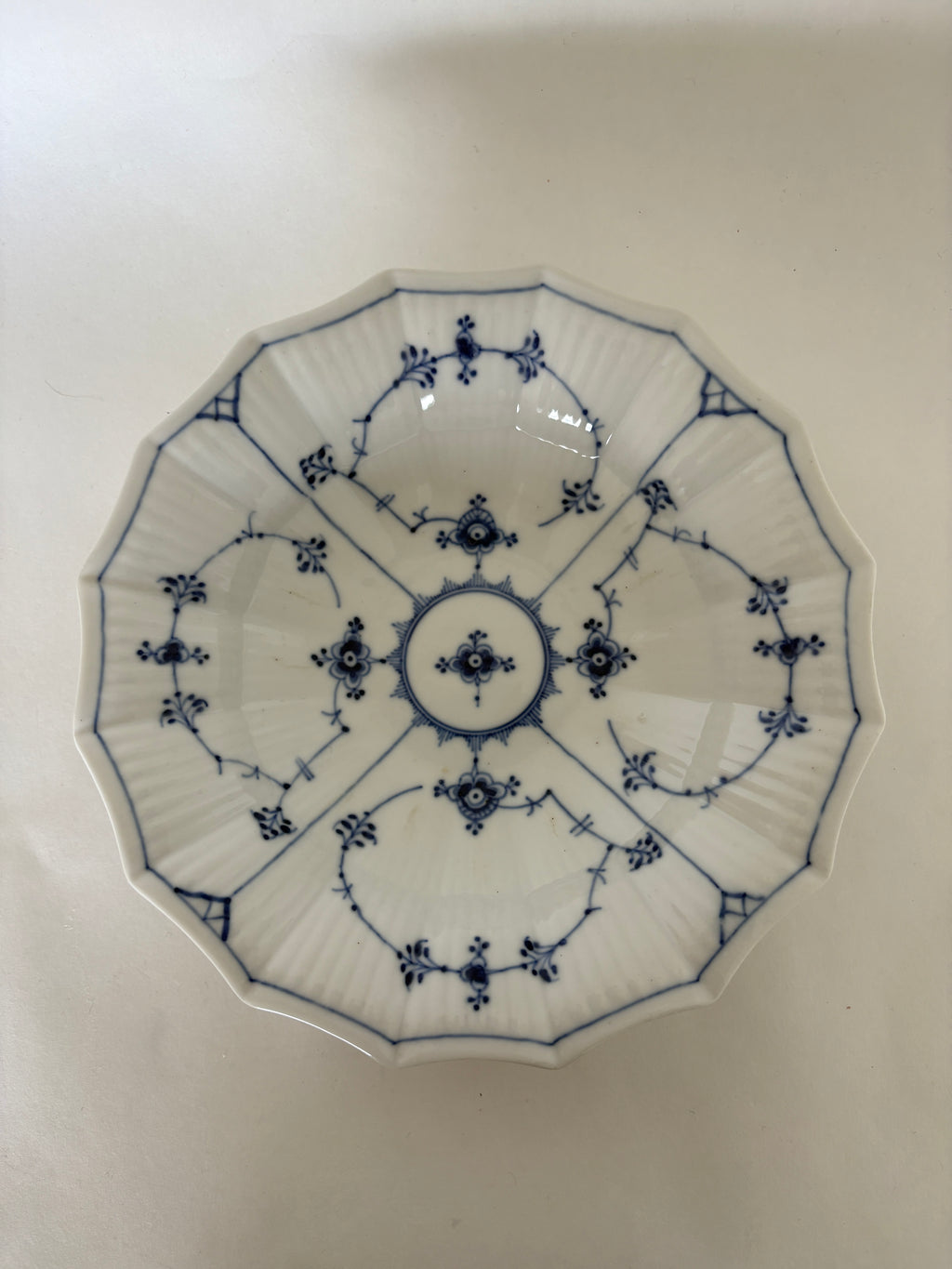 Royal Copenhagen Musselmalet Riflet skål nr 1/142