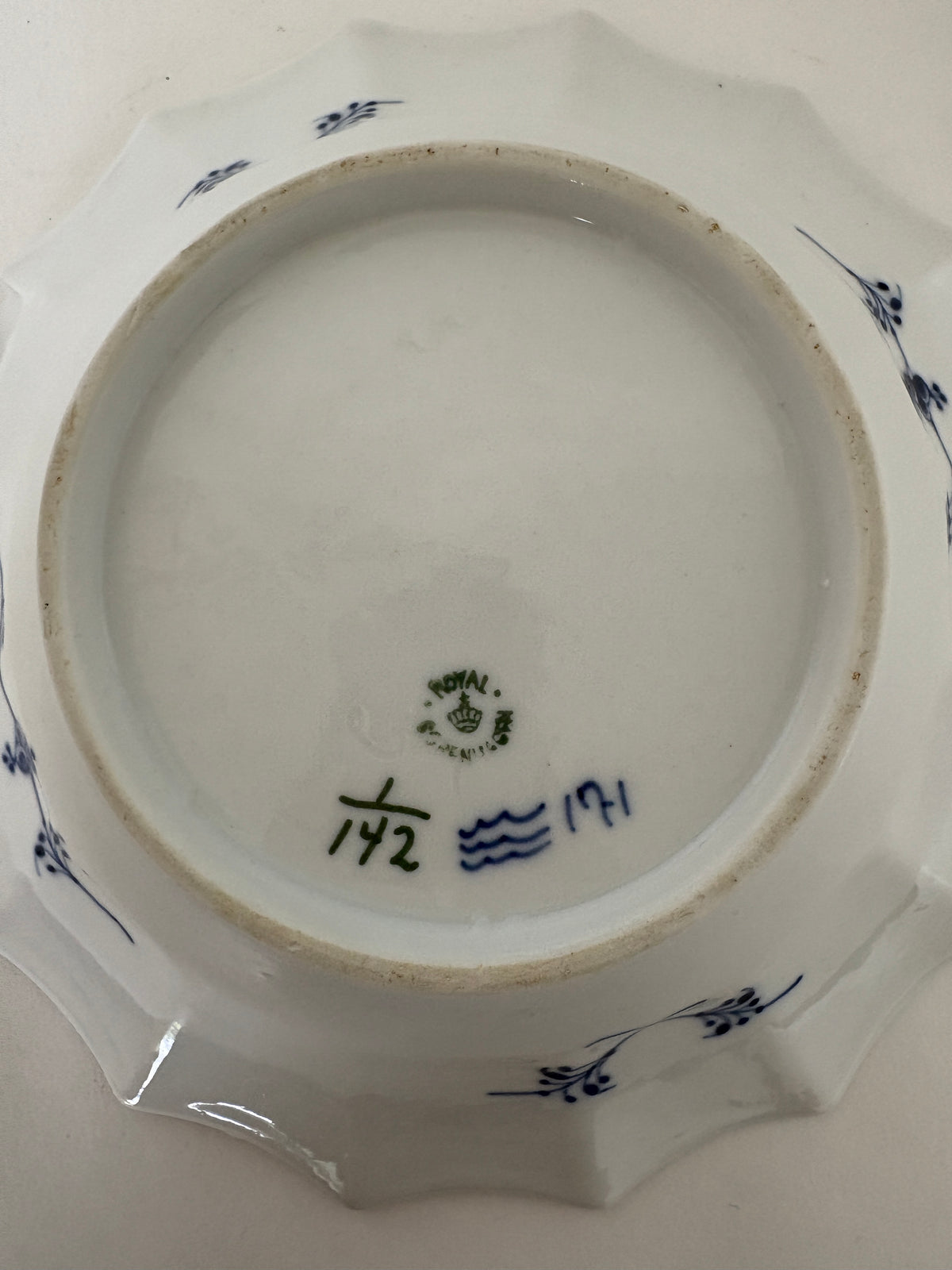Royal Copenhagen Musselmalet Riflet skål nr 1/142