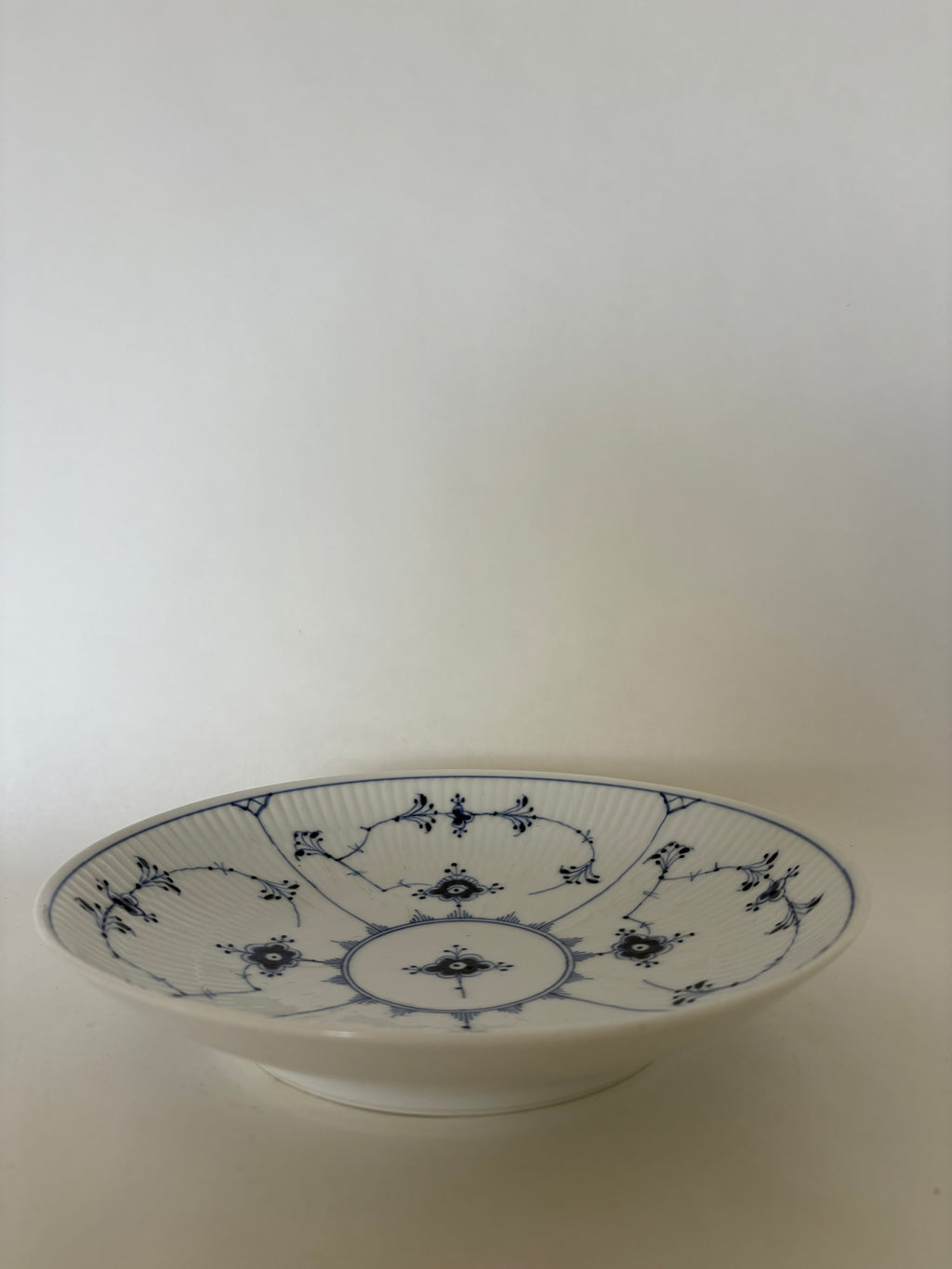 Royal Copenhagen Musselmalet Riflet rundt lavt fad nr. 1/10