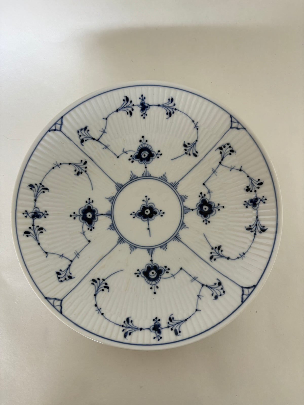 Royal Copenhagen Musselmalet Riflet rundt lavt fad nr. 1/10