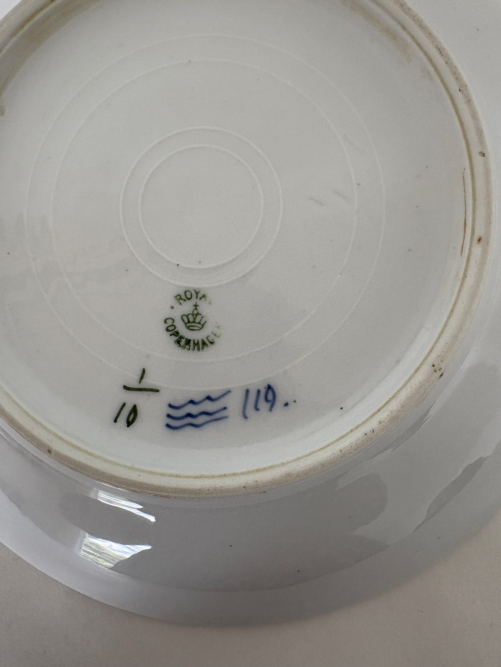 Royal Copenhagen Musselmalet Riflet rundt lavt fad nr. 1/10