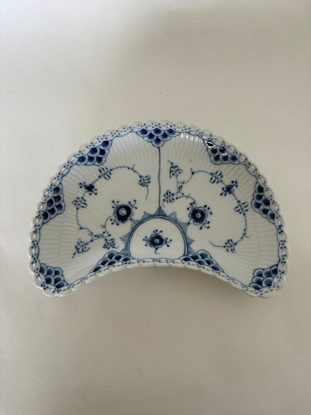Royal Copenhagen Musselmalet Helblonde halvmåneformet asiet nr. 1/352