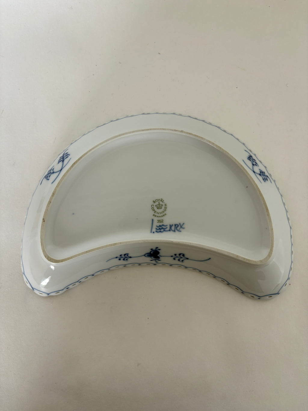 Royal Copenhagen Musselmalet Helblonde halvmåneformet asiet nr. 1/352