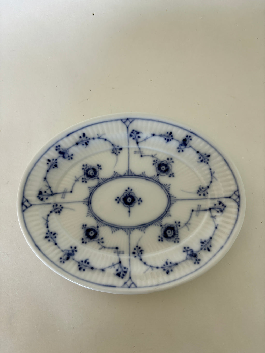 Royal Copenhagen Musselmalet Riflet lille asiet nr. 1/232