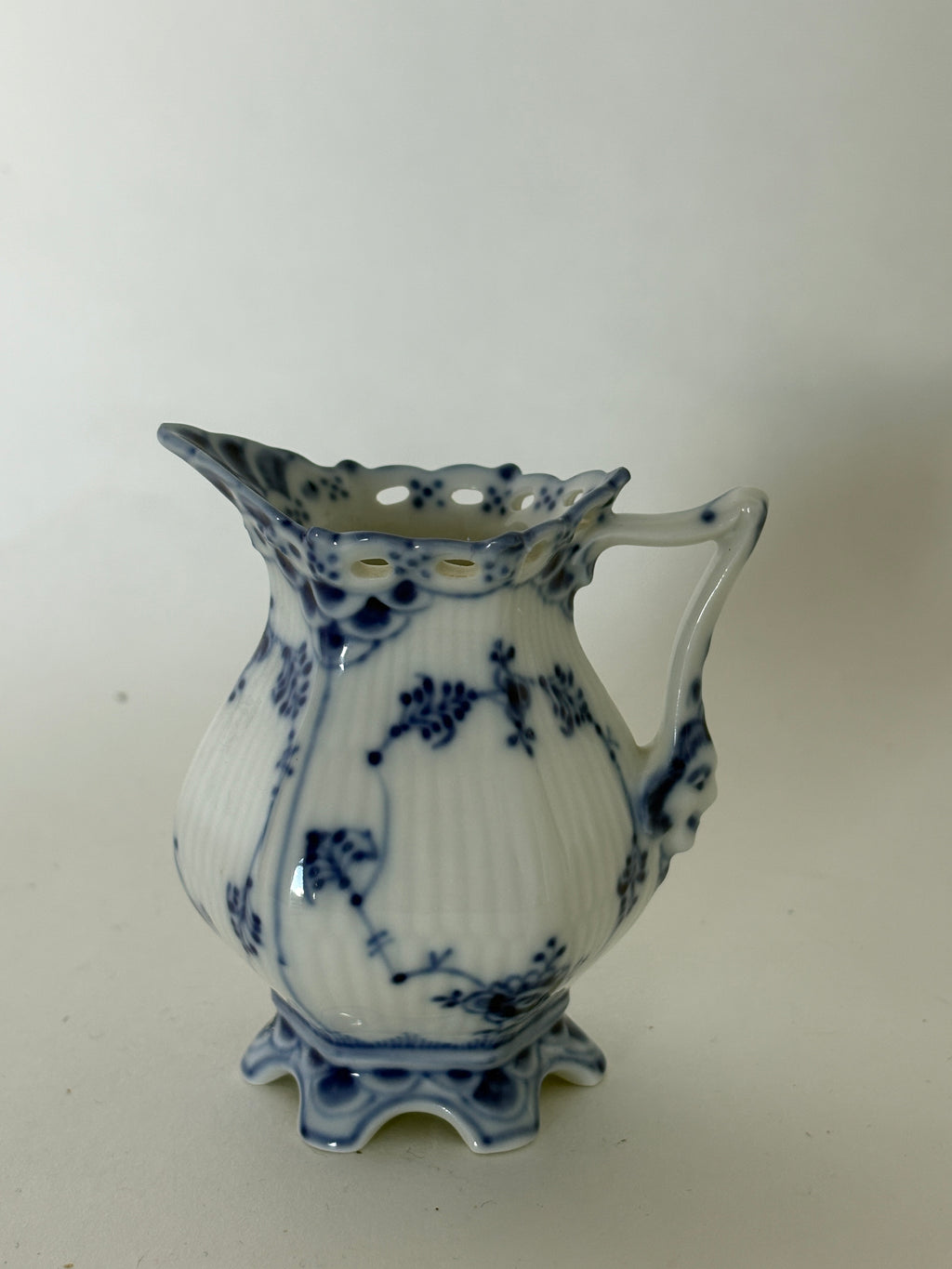 Royal Copenhagen Musselmalet Helblonde flødekande nr. 1/1031