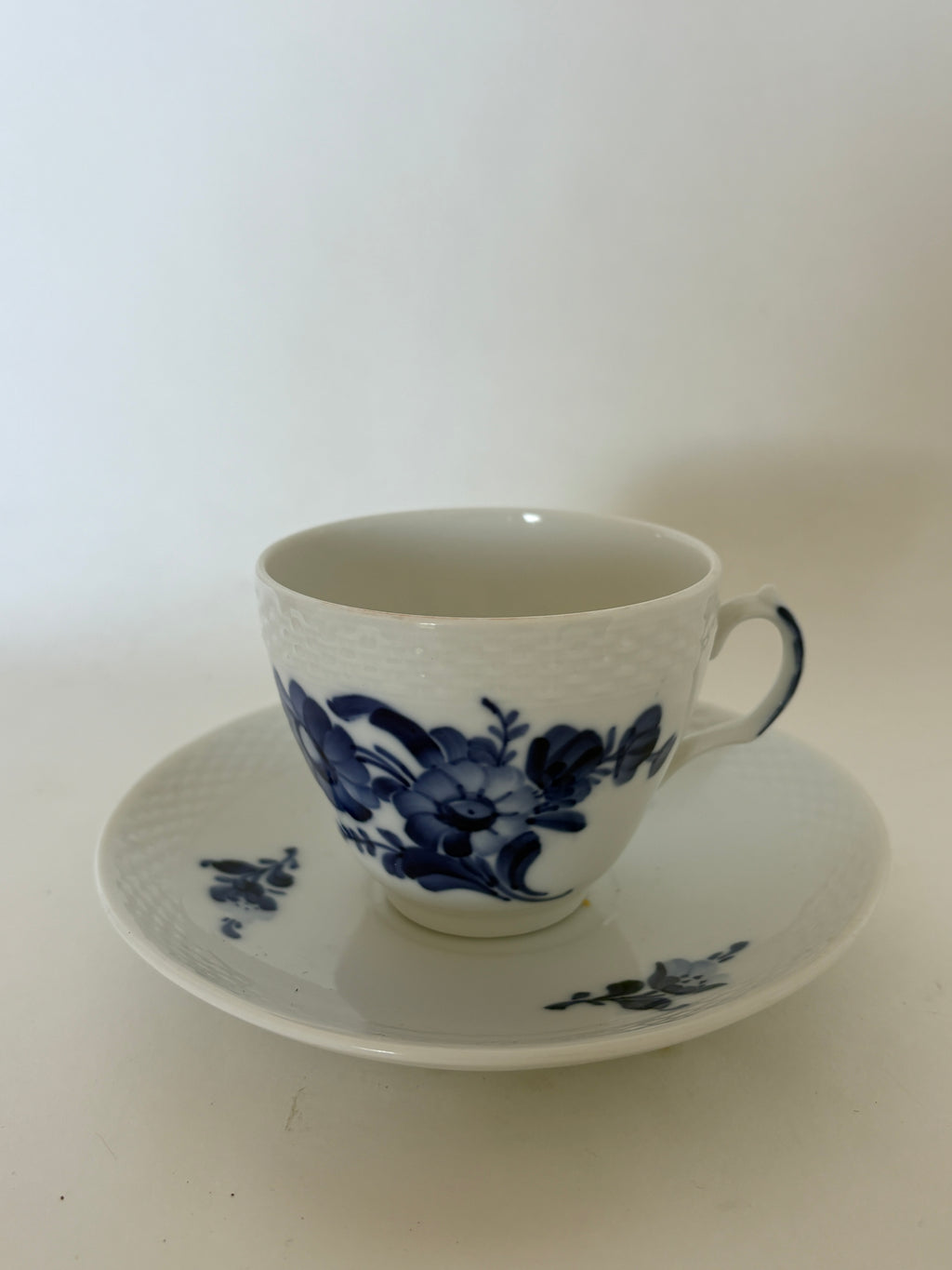 Royal Copenhagen Blå Blomst Flettet kaffekop med underkop nr. 10/8261